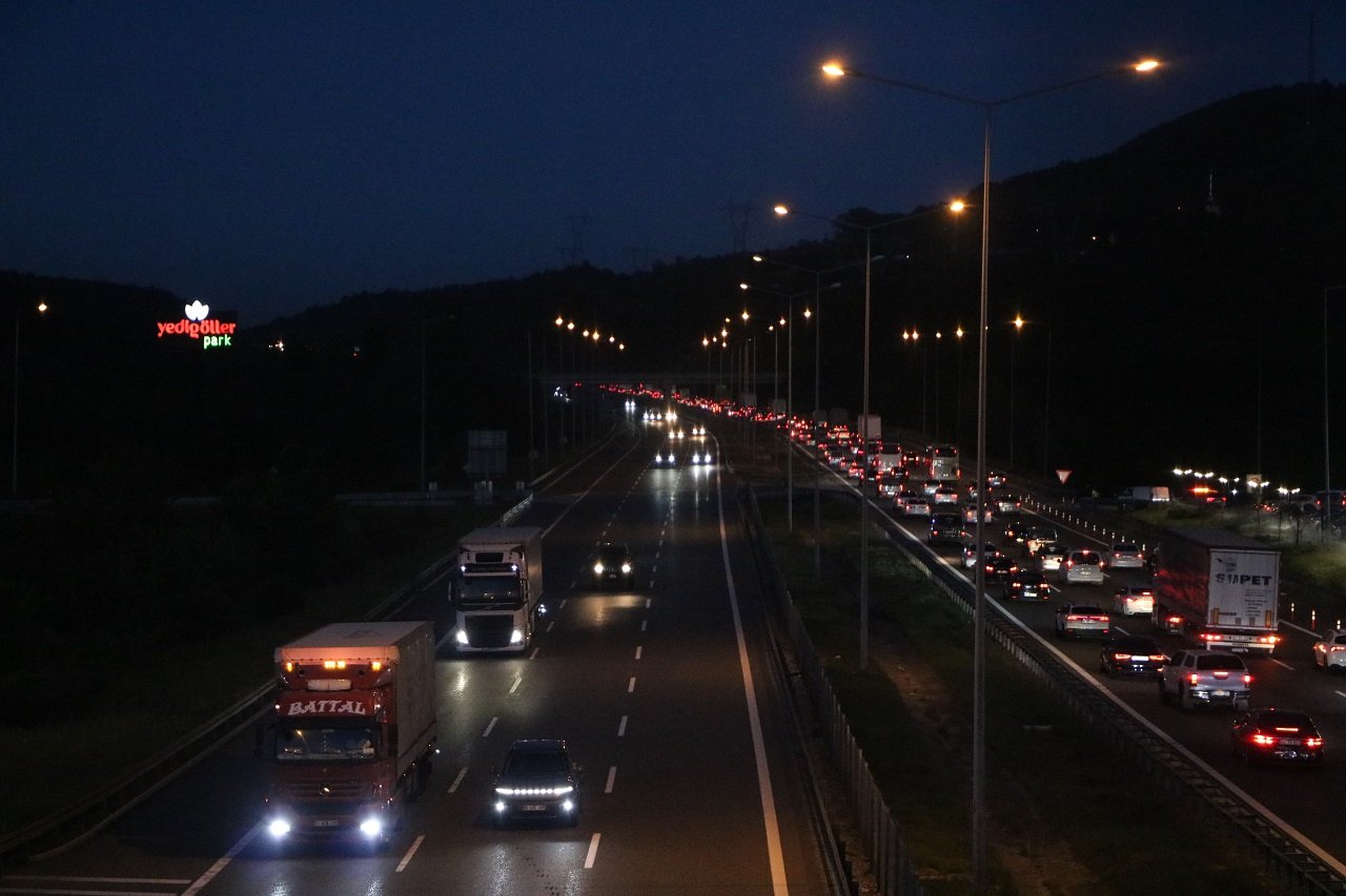 anadolu-otoyolunun-bolu-gecisinde-bayram-751027-221660.jpg