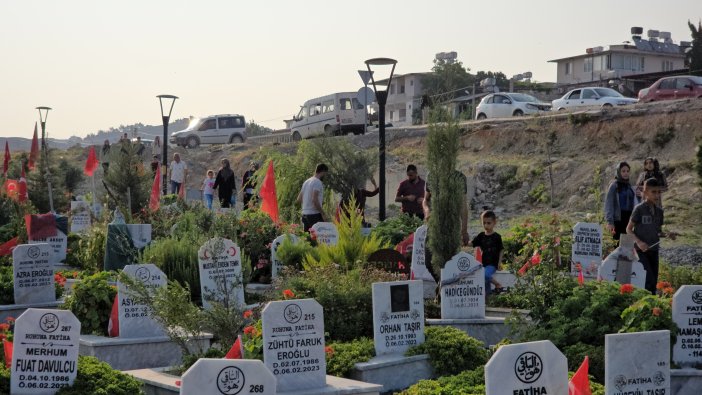 hatayda-deprem-sehitliginde-buruk-bayra-753065-222266.jpg