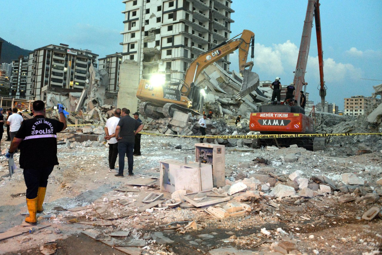 kahramanmarasta-agir-hasarli-bina-yikil-855544-253846.jpg