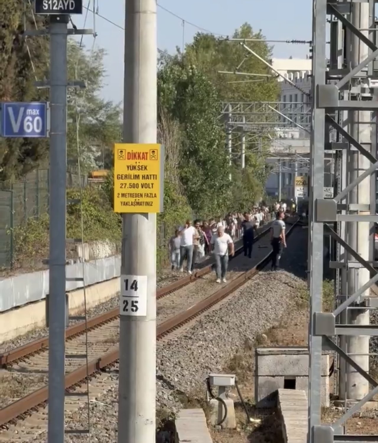 istanbul-marmaray-hattina-agac-devrildi-866518-257389.jpg
