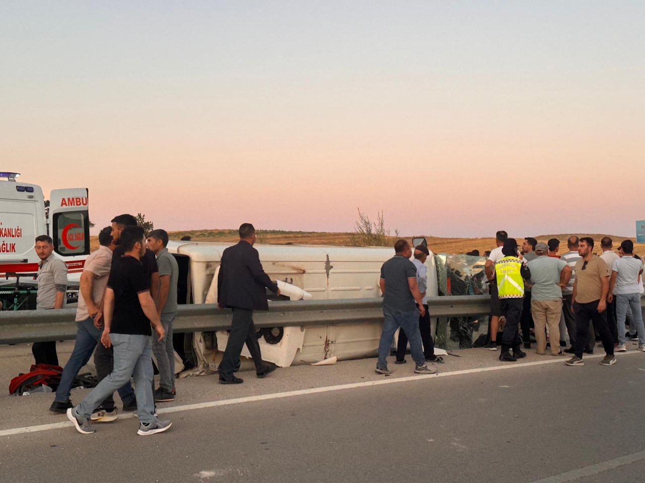 afyonkarahisarda-otomobil-ile-minibus-c-887953-263873.jpg