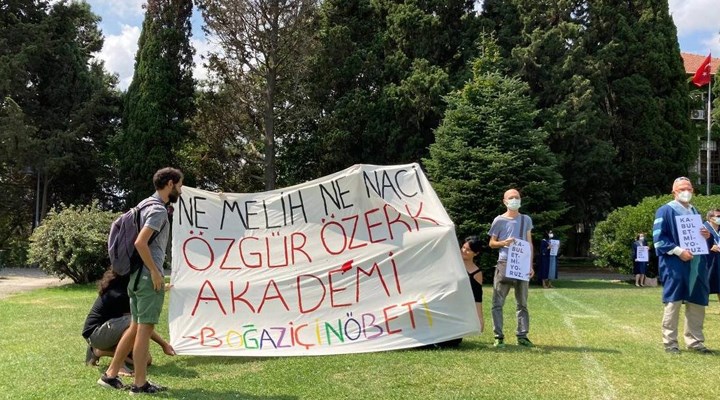 naci-inci-bumed-ile-kampus-arasina-dikenli-tel-cektirdi-kitalarin-birlestigi-bogazici-nde-teller-istemiyoruz-945620-5.jpg