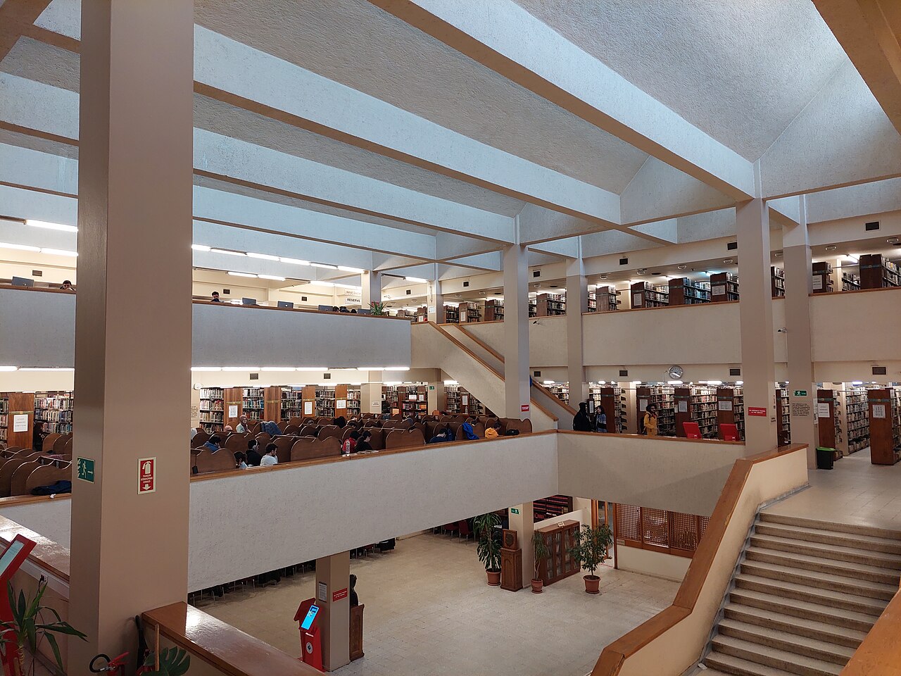 bogazici-universitesi-aptullah-kuran-kutuphanesi-binasinin-ic-holu-istanbul.jpg